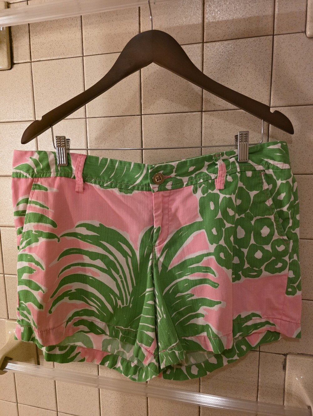 Lilly Pulitzer Women’s Pink & Green Tropical Print  Callahan Shorts
